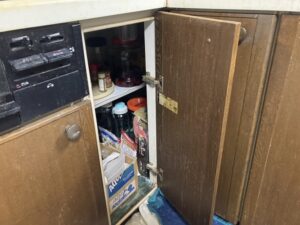 兵庫キッチン取付け隊　キッチン扉蝶番メンテナンス　施工前